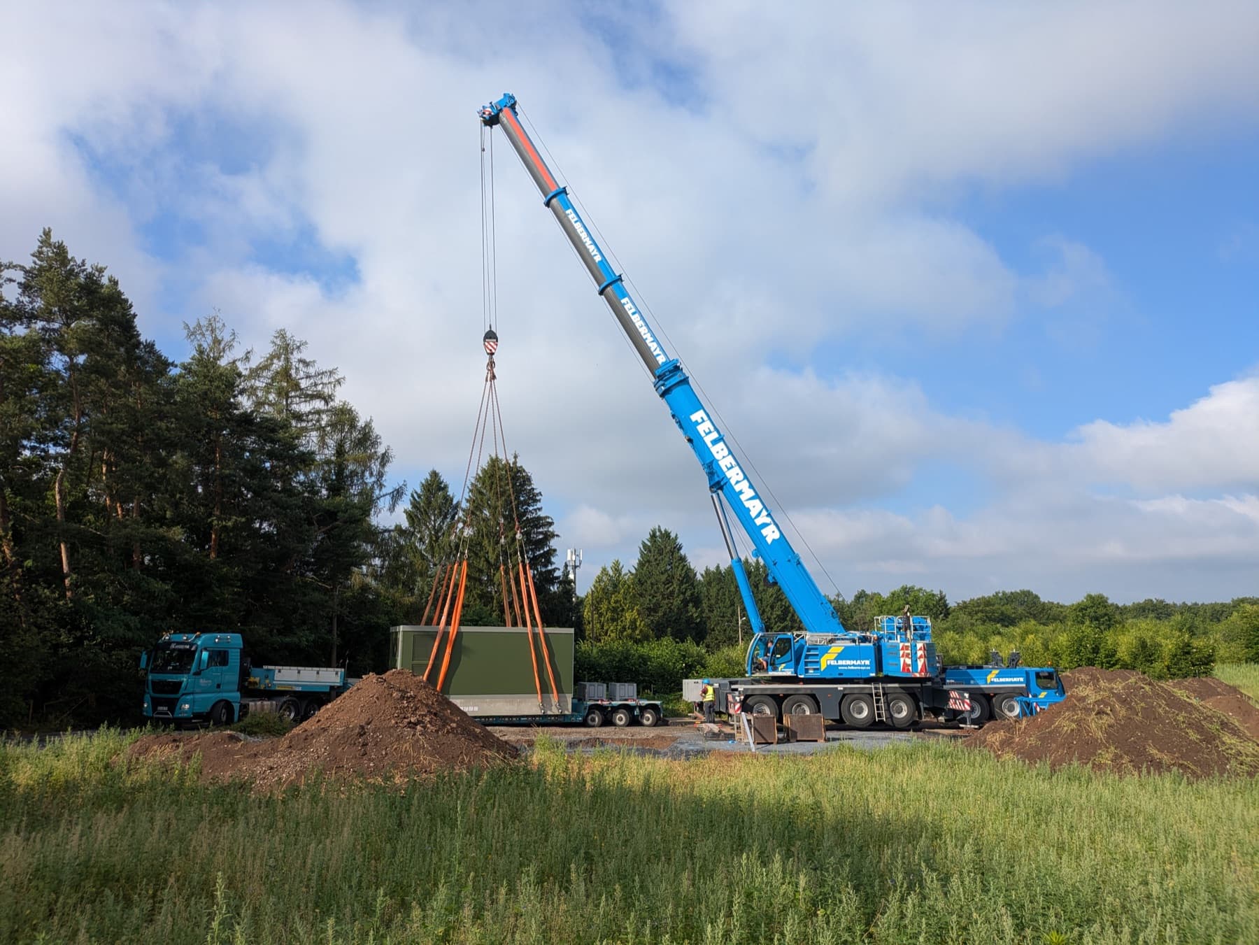 Kranmontage einer Trafostation auf einer Solgate-Baustelle