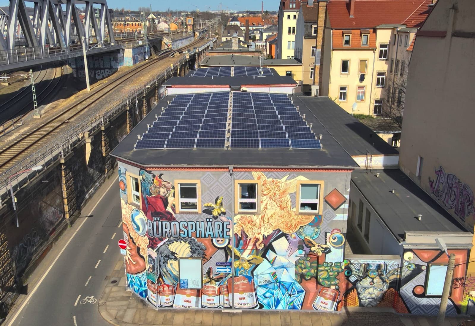 Bürogebäude „Bürosphäre“ in Dresden mit Solaranlage auf dem Dach und Graffiti-Fassade