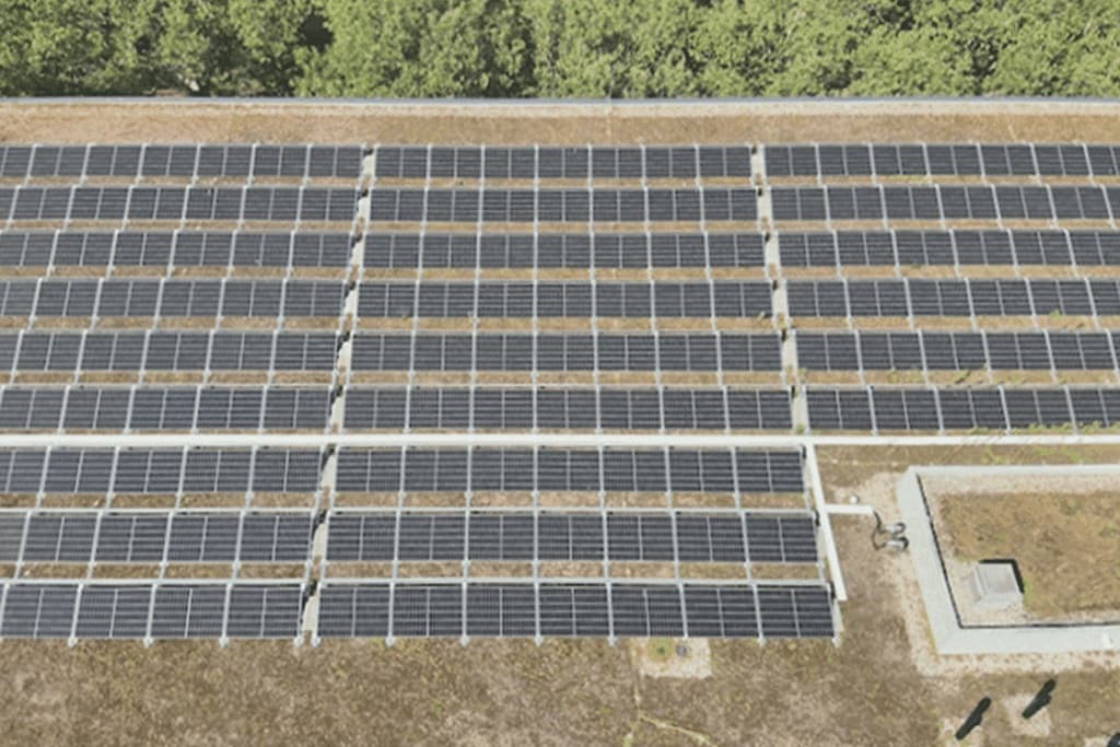 Gewerbedach mit Photovoltaikanlage aus der Luft