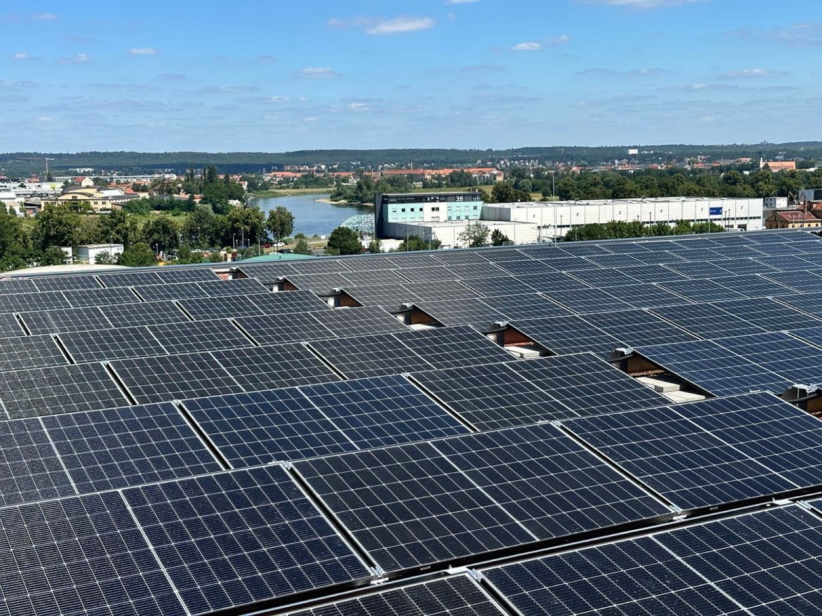 Dachanlage des Lagergebäudes in Dresden mit Blick über die Elbe