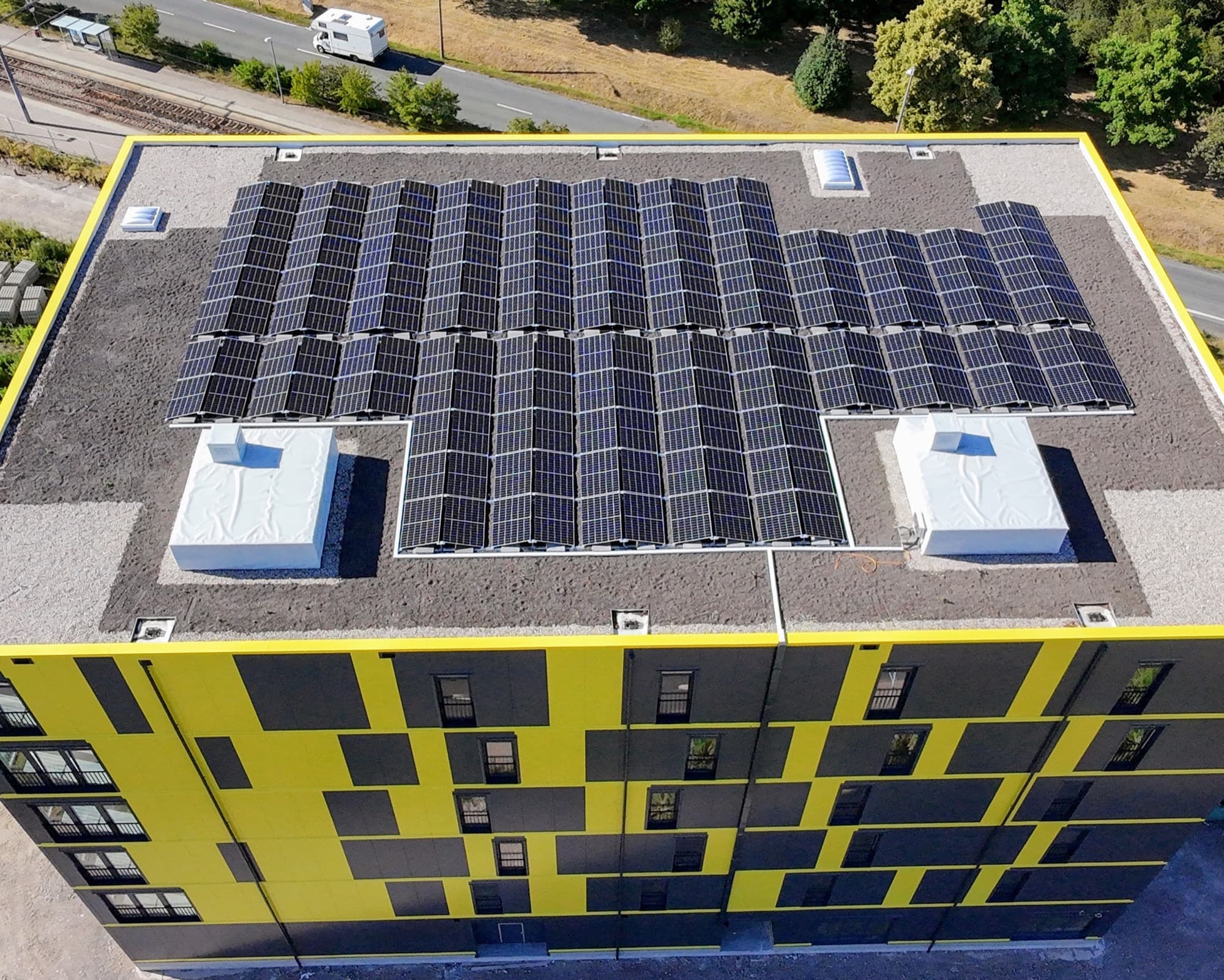 Luftaufnahme eines Lagergebäudes mit Solgate-Dachanlage in Erfurt