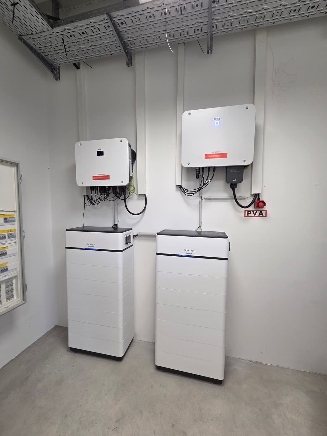 Wechselrichter und Batteriespeicher in einem Solgate-Technikraum