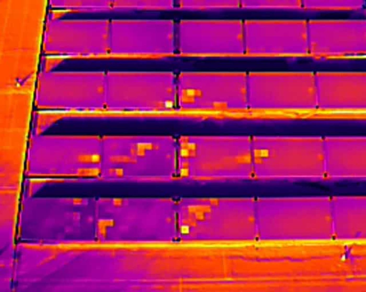 Wärmebild einer Photovoltaikanlage mit sichtbaren Hotspots