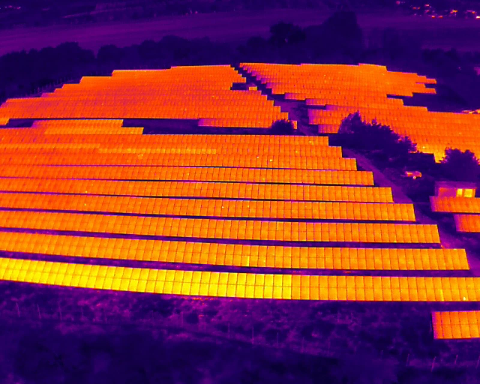 Thermografie-Drohnenaufnahme einer Freiflächenanlage